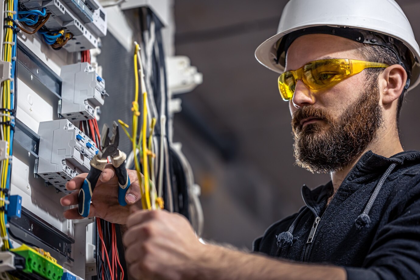 Electrical Contractors in Dubai: Your Guide to Expert Services